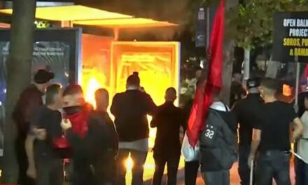 Zjarr jo vetëm pemëve, protestuesit djegin dhe stacionin e autobusit