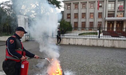 Nis me djegien e një gome para Presidencës, protesta e opozitës