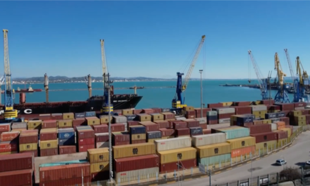 Mbetjet e dyshuara si të rrezikshme, katër ditë pranë portit të Durrësit, teksa qeveria “po përgatit vendin e duhur”