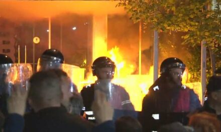 I vihet zjarri selisë së Partisë Socialiste nga protestuesit e PD