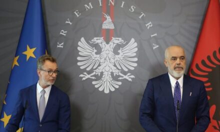 Ambasadori i BE, mesazh opozitës: Dhuna dhe ndërprerja e veprimtarisë nuk është rruga e duhur