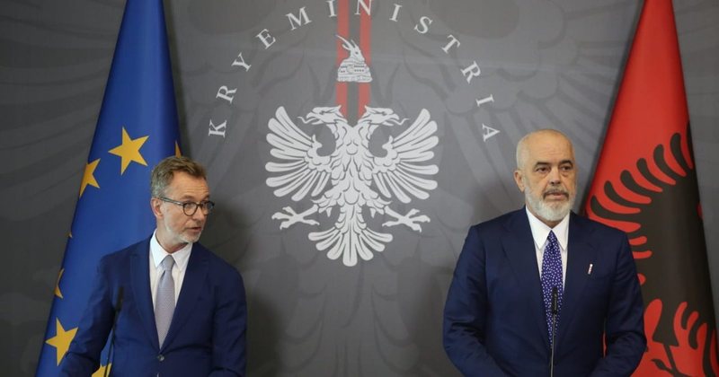 Ambasadori i BE, mesazh opozitës: Dhuna dhe ndërprerja e veprimtarisë nuk është rruga e duhur