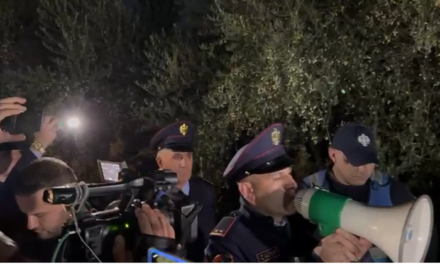 “Bllokimi i rrugëve dënohet me 3 vite burg”, policia në Elbasan e Durrës thirrje me megafon protestuesve