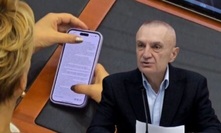 Akuzat se e mori më qafë, Monika Kryemadhi lexon postimin e ish-bashkëshortit e ulur e vetme në sallën e Parlamentit