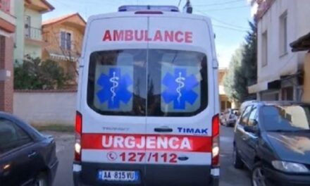 E rëndë në Tiranë! Përplaset aksidentalisht me makinë nga i afërmi fëmija 2 vjeç