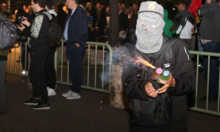 Dhuna në protestën e opozitës/ Nisin shoqërimet nga policia