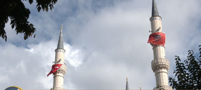 Xhamia hapet, sherri mbyllet? Por përplasjet për Namazgjanë mund të vazhdojnë