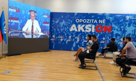 Berisha njofton datën e protestës së radhës, thirrje qytetarëve për “paralizimin e regjimit”: Mbyllni qepenat dhe zbrisni në shesh