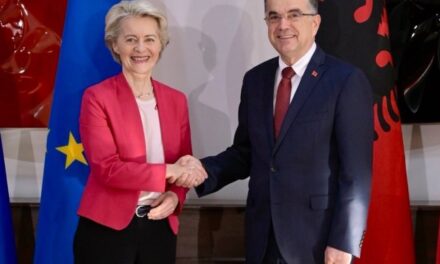 Mbylli vizitën në Tiranë me takimin me Presidentin Begaj, Ursula von der Leyen: Vlerësoj angazhimin tuaj për të ardhmen e Shqipërisë në BE