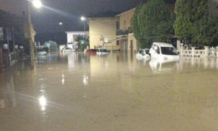 Shi i dendur në Itali, shoferët e mbërthyer në çatitë e makinave