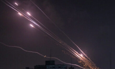 Hezbollahu lëshon raketa në një bazë ushtarake pranë Tel Avivit