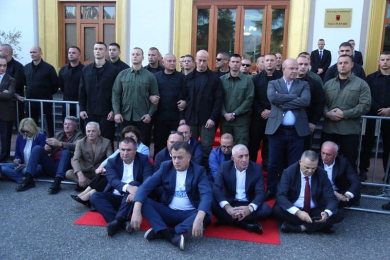 Gjykata Administrative shfuqizon vendimin e Kuvendit për përjashtimin e 24 deputetëve të PD nga seancat plenare