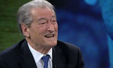 Lirohet nga ‘arresti shtëpiak’ Sali Berisha