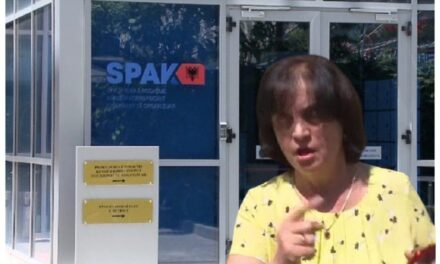 Gjykoi anëtarët e grupeve kriminale në Elbasan, kush është ish-gjyqtarja që u arrestua sot nga SPAK! Ishte në arrest shtëpiak për “Plumbi i Artë 2”