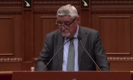 Dash Shehi propozon: Të 3-fishohet fondi për kompensimin e pronarëve dhe ish-të përdjekurve