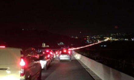 Bllokohet rruga, 5 kilometra trafik në autostradën Elbasan-Tiranë