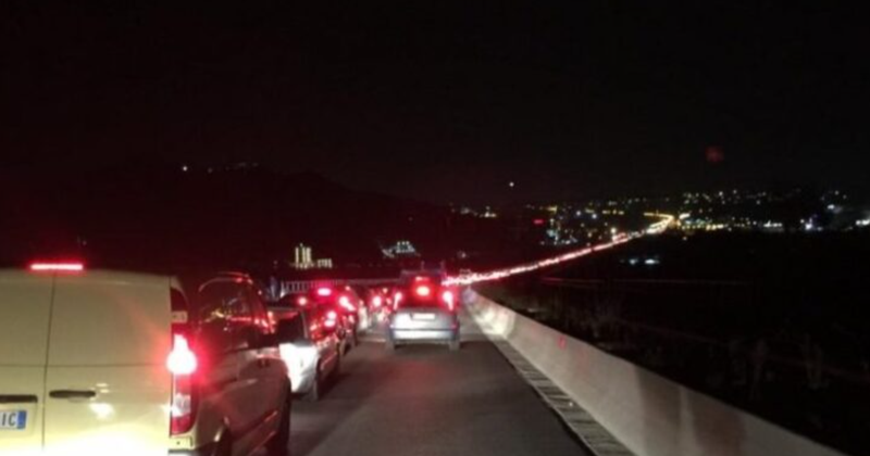 Bllokohet rruga, 5 kilometra trafik në autostradën Elbasan-Tiranë