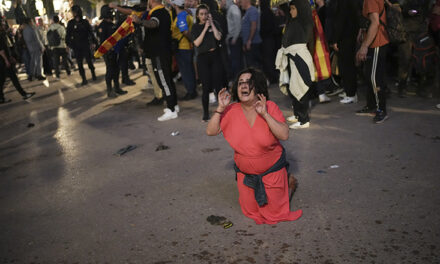 Dy djem u gjetën të vdekur në Valencia – Viktimat e fatkeqësisë shkojnë në 221