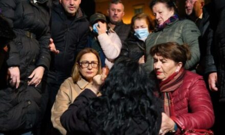 Dhurata Çupi harron se kanë bllokuar rrugët: S’po na vjen ambulanca, na është lënduar një protestuese