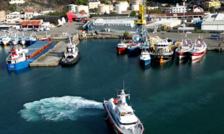 Një anije italiane me tetë emigrantë niset drejt Shqipërisë