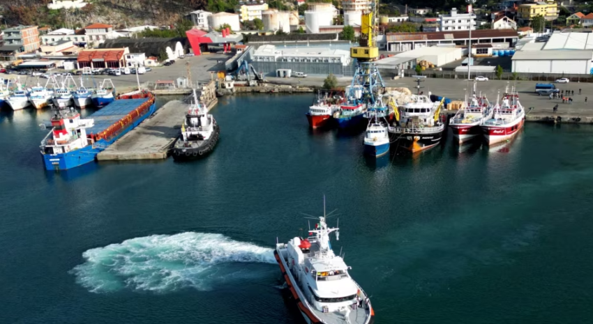 Një anije italiane me tetë emigrantë niset drejt Shqipërisë