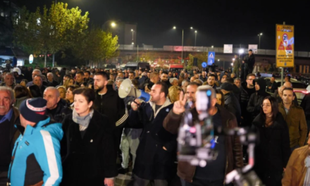 Paralizohet Tirana/ Opozita bllokon 5 kryqëzimet kryesore të kryeqytetit, përplasje të forta me efektivët