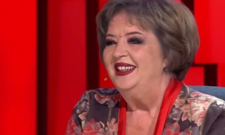 “Enver Hoxha i pavdekshëm?!” Flet spikerja e RTSH: U përlota sepse…