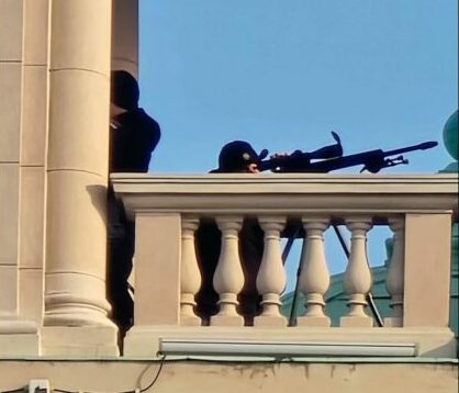 Deputeti serb publikon pamje: Vuçiç ka stacionuar snajperistët në çatinë e objektit të Kuvendit të Serbisë