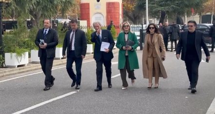 Sali Berisha rikthehet në Kuvend pas 11 muajsh në ”arrest shtëpie”