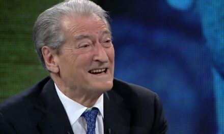 Sali Berisha përgatit skenarin e teatrit të së hënës në Kuvend: Njeriu i 19 kullave do flasë për kursimet në buxhet