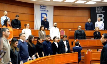 Këshilli Bashkiak i Tiranës nderon Arben Tafajn me një minutë heshtje, Veliaj: Njeri me kontribut të jashtëzakonshëm për qytetin