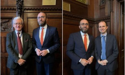 Bardhi sfidon Berishën pas sulmeve? Zbret në Britani, që ka shpallur Non Grata kryetarin e Partisë së tij!