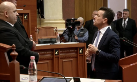 Agron Shehaj bllokon foltoren, Spiropali e përjashton nga seanca