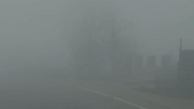 Mbulohet nga mjegulla aksi Korçë-Pogradec, vështirësi në qarkullimin e mjeteve