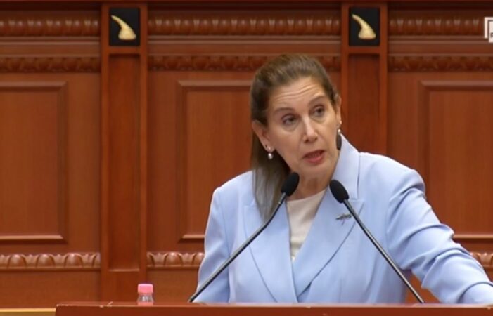 Përplasje në Kuvend/ “Ksamilin e degraduat në Bathoren e bregdetit”, ministrja e Turizmit sulmon opozitën