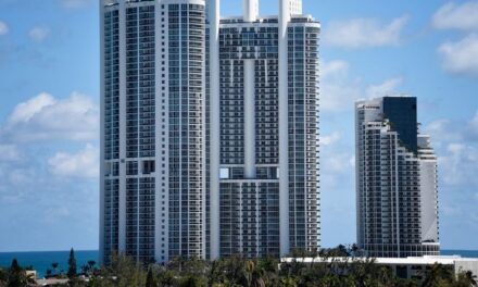 Mes tyre edhe kulla e Donald Trump, pallatet luksoze po i merr deti