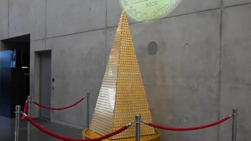 Pema më e shtrenjtë e krishtlindjeve, e bërë e gjitha nga floriri