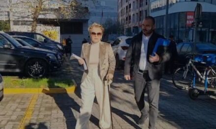 Monika Kryemadhi paraqitet në SPAK me bastun: Kështu e ka jeta