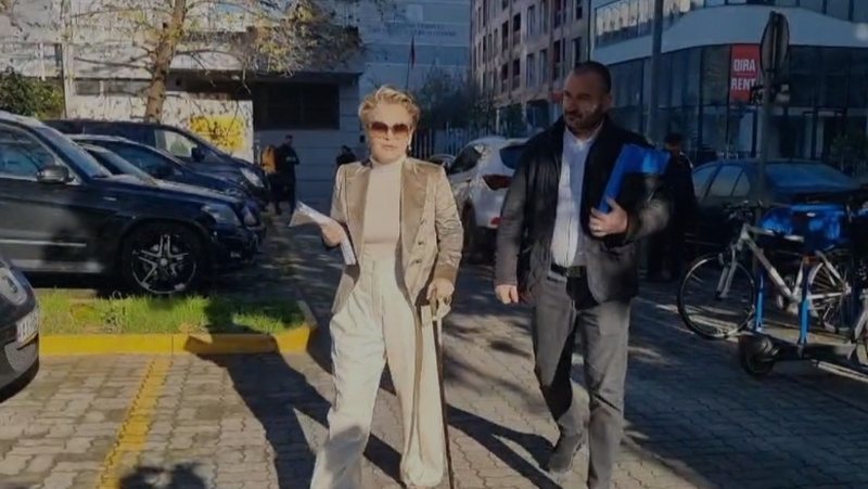 Monika Kryemadhi paraqitet në SPAK me bastun: Kështu e ka jeta