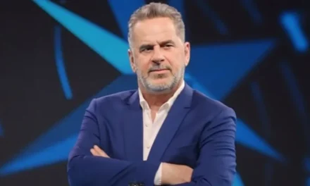 Parashqevi Simaku: Kësulkuqja e shqiptarëve