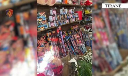 VIDEO/ Siguria gjatë festave, policia sekuestron rreth 300 fishekzjarrë në Tiranë; nën hetim pronarët e subjekteve