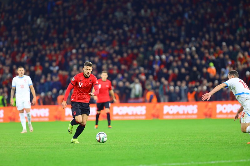 UEFA gjobit FSHF-në për ndezjen e flakadanëve dhe hedhjen e sendeve nga tifozët shqiptarë në ndeshjen Shqipëri – Çeki