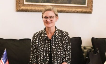 VIDEO/ Nga investimet në mbrojtje, tek nderimi i Altin Dumanit – Nancy Vanhorn rendit arritjet SHBA-Shqipëri për 2024