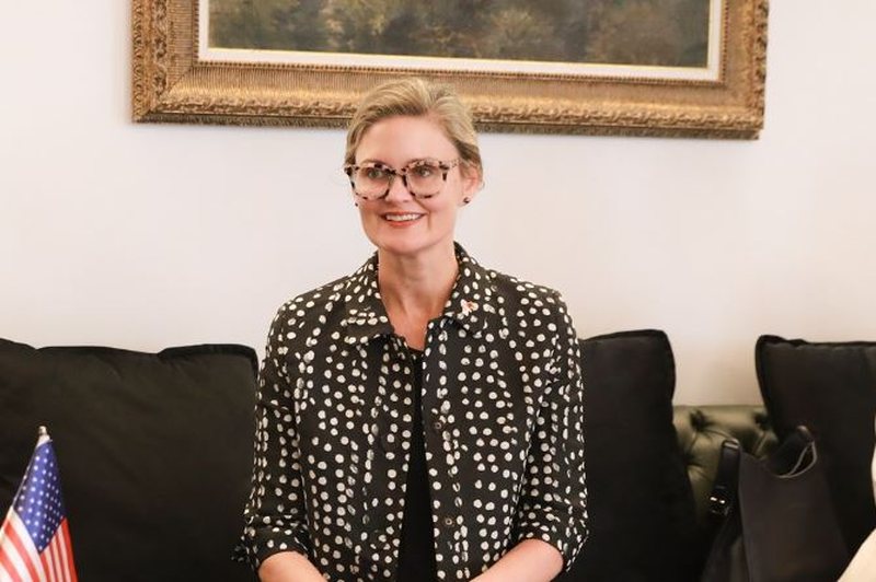 VIDEO/ Nga investimet në mbrojtje, tek nderimi i Altin Dumanit – Nancy Vanhorn rendit arritjet SHBA-Shqipëri për 2024