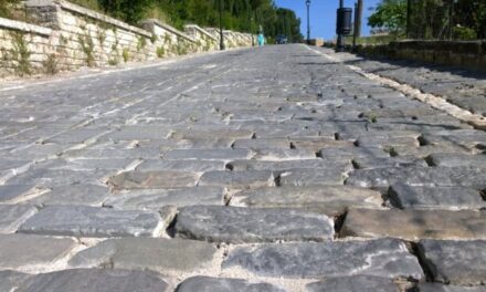 Shkëputet një masiv guri në rrugën e Kalasë në Berat, humb jetën punëtori