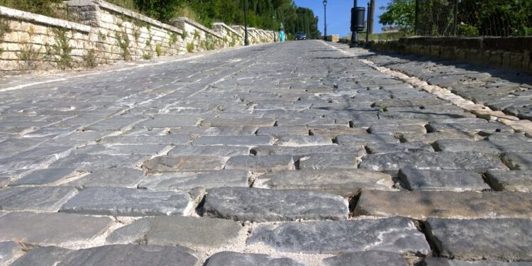 Shkëputet një masiv guri në rrugën e Kalasë në Berat, humb jetën punëtori