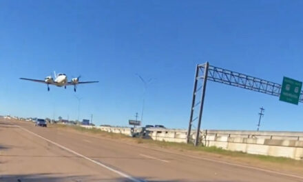 SHBA: Aeroplani ulet në autostradë – Video dhe imazhe mbresëlënëse