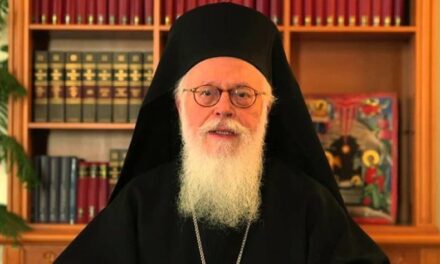 Kryepiskopi Anastas Janullatos mesazh besimtarëve në vigjilje të Krishtlindjeve: S’ka gjë më të bukur sesa të duash!