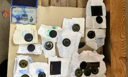 Pjesë e grupit që dërgonte shqiptarë në Britani dhe Irlandë me dokumente false, GJKKO vendos Arben Rushitin në arrest shtëpie