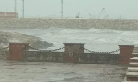 Porti i Durrësit përfshihet nga reshjet e dendura të shiut, pezullohet lundrimi për mjetet e tonazhit të rëndë